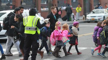 Guardias de Cruce en las escuelas ayudan  a cruzar las calles peligrosas de Nueva York.
El Concejo estudia las posibilidades de cambio y las condiciones de trabajo de Guardias de cruce de escuelas.
Foto Credito: Mariela Lombard / El Diario.