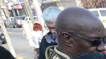 Abuela paterna de Ovidio Jaramillo, Laura Valle, amigos de la familia y el Senador estatal Jose Peralta se reunieron en la esquina de Northern y Junction Blvds  para pedir que la policia encuentre al conductor que atropello al joven.
Foto Credito: Mariela Lombard / El Diario.
