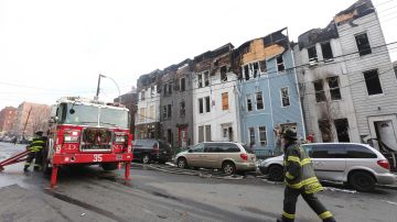 Incendio en la Avenida Valentine en el Bronx, dejado a centenares de familias sin casa.
Foto Credito: Mariela Lombard / El Diario.