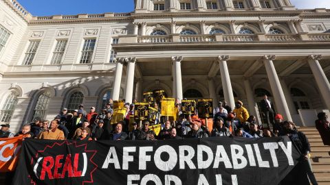 Residentes protestan para rechazar el plan de resonificacion del Alcalde Bill de Blasio en las escalinatas del City Hall esta manana 15 de Diciembre.
Foto Credito: Mariela Lombard / El Diario.