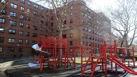 Vecinos reaccionan sobre el  reporte que depredadores sexuales viven en la los edificios publicos NYCHA como este en East Harlem - Jefferson Houses a lo largo de la Segunda Avenida.
Foto Credito: Mariela Lombard / El Diario.