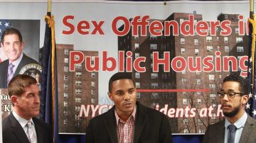 Senador Estatal Jeff Klein y el Concejal Ritchie Torres presentan un informe lllamado "Sex Offenders in Public Housing".
Foto Credito: Mariela Lombard / El Diario.