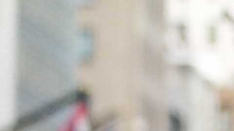 A pasos del Trump Tower este "homeless" duerme en la acera sobre la calle 57 Oeste, mientras la gente camina.
 Mariela Lombard / El Diario.