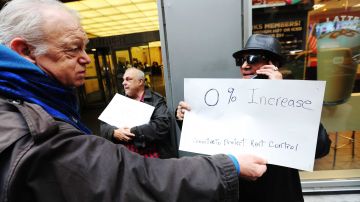 Inquilinos con pancartas protestan la propuesta de ka suba de la renta a un 9.5 % para los departamentos de renta estabilizada en Nueva York.
Foto Credito: Mariela Lombard / El Diario.