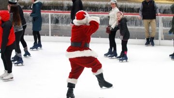 Santa Claus patina con familias en el Rockefeller Center, Manhattan.
Foto Credito: Mariela Lombard / El Diario.