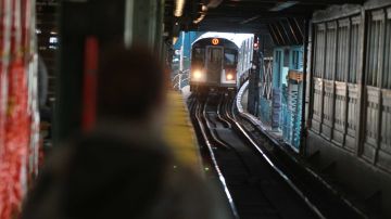 Usuarios del tren 7 entre Manhattan y Queens.
Foto Credito: Mariela Lombard / El Diario.