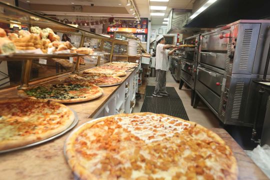 Balean a trabajador de pizzería durante robo en Nueva York