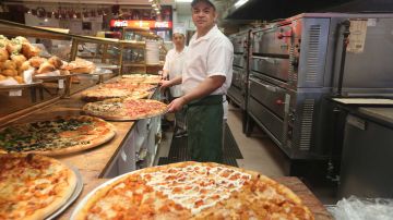 Pizzero Jose Gutierrez en AmoreS Pizza shop.
Trabjadores de Comidas rapidas recibiran un aumento del salario minimo en Nueva York.
Foto Credito: Mariela Lombard / El Diario.