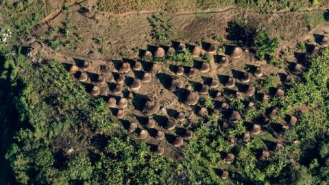 "Hay un lugar que es particularmente favorito para mí en este trabajo y es Chenducua", dijo en conversación vía correo electrónico Forero. Es tierra de indígenas kogi, en la zona de la Sierra Nevada de Santa Marta, en el norte del país. "Esta fotografía muestra no solamente la belleza del lugar y su organización", explicó el fotógrafo, "sino que entraña su cosmología, según la cual ellos, los kogi, son los guardianes del universo".