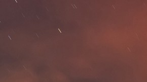 Una espectacular columna de fuego, humo y cenizas arrojó la noche del jueves el Etna, el volcán más activo de Europa, ubicado en la isla italiana de Sicilia.