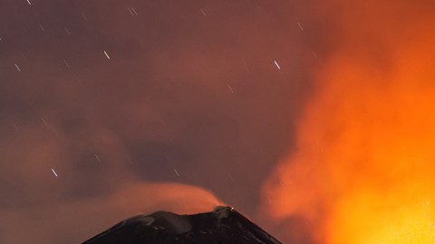 Una espectacular columna de fuego, humo y cenizas arrojó la noche del jueves el Etna, el volcán más activo de Europa, ubicado en la isla italiana de Sicilia.