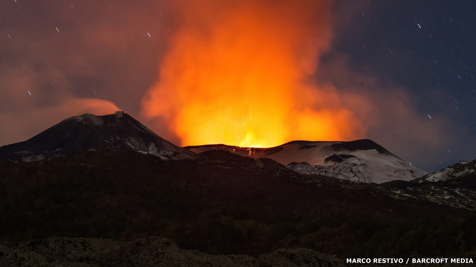 Una espectacular columna de fuego, humo y cenizas arrojó la noche del jueves el Etna, el volcán más activo de Europa, ubicado en la isla italiana de Sicilia.