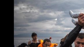 En 2015 un número sin precedentes de migrantes llegó a Europa. Según la Organización Internacional para las Migraciones, la cifra superó el millón. La mayoría llegó desde Siria, donde cuatro años de guerra civil han dejado hasta el momento más de 200.000 muertos.