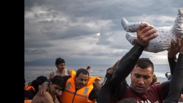 En 2015 un número sin precedentes de migrantes llegó a Europa. Según la Organización Internacional para las Migraciones, la cifra superó el millón. La mayoría llegó desde Siria, donde cuatro años de guerra civil han dejado hasta el momento más de 200.000 muertos.