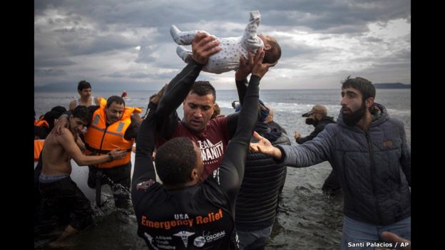 En 2015 un número sin precedentes de migrantes llegó a Europa. Según la Organización Internacional para las Migraciones, la cifra superó el millón. La mayoría llegó desde Siria, donde cuatro años de guerra civil han dejado hasta el momento más de 200.000 muertos.