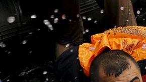 Refugiado: persona que, a consecuencia de guerras, revoluciones o persecuciones políticas, se ve obligada a buscar refugio fuera de su país.