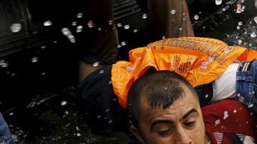 Refugiado: persona que, a consecuencia de guerras, revoluciones o persecuciones políticas, se ve obligada a buscar refugio fuera de su país.