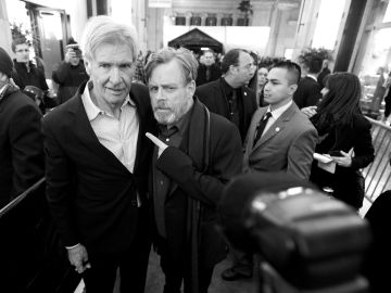 Harrison Ford y Mark Hamill, los legendarios Han Solo y Luke Skywalker, en la premiere de 'The Force Awakens', la noche del lunes en Los Ángeles.