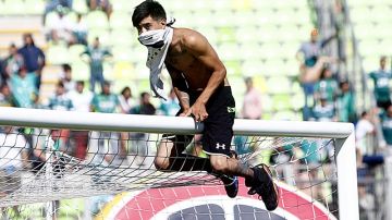 Indignante violencia en el fútbol chileno.