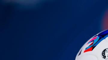 Imagen del balón oficial de la Eurocopa que albergará Francia el año próximo, un esférico bautizado como "Beau Jeu" (Juego bonito) que se utilizará en la fase de grupos pero no en las rondas finales.