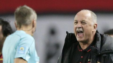 Scolari: "¡Échenme al Barcelona!".
