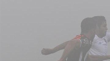 El partido entre el Nacional y el FC Porto, envuelto en niebla.