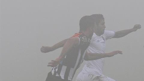 El partido entre el Nacional y el FC Porto, envuelto en niebla.