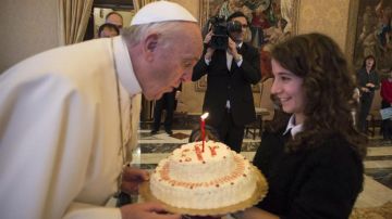 El Sumo Pontífice recibe un pastel de cumpleaños.