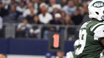 Bilal Powell corre el balón a zona de anotación en la victoria de los Jets 19-16 sobre los Cowboys.