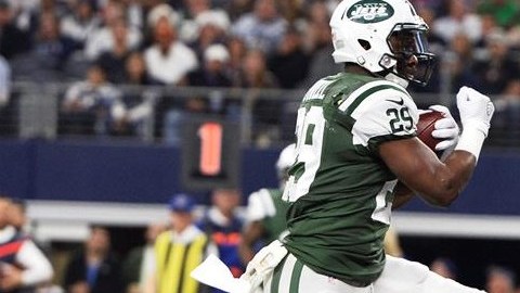 Bilal Powell corre el balón a zona de anotación en la victoria de los Jets 19-16 sobre los Cowboys.