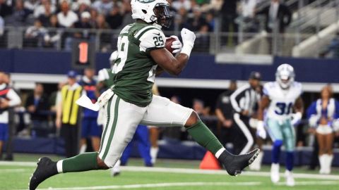 Bilal Powell corre el balón a zona de anotación en la victoria de los Jets 19-16 sobre los Cowboys.