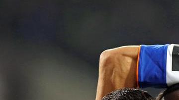 Héctor Herrera (arriba) celebra una de las anotaciones del Porto.