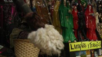 Un puesto de venta de amuletos en el mercado de Sonora en Ciudad de México.