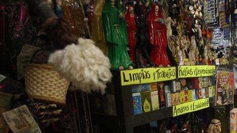 Un puesto de venta de amuletos en el mercado de Sonora en Ciudad de México.