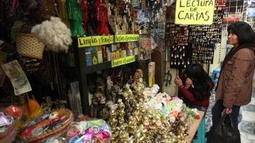 Un puesto de venta de amuletos en el mercado de Sonora en Ciudad de México.