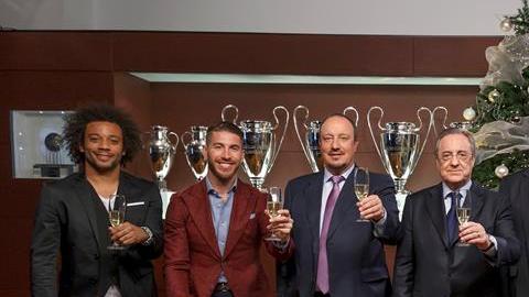 Los capitanes merengues de fútbol y básquetbol, Florentino Pérez, Rafa Benitez y Pablo Laso brindando por Navidad.