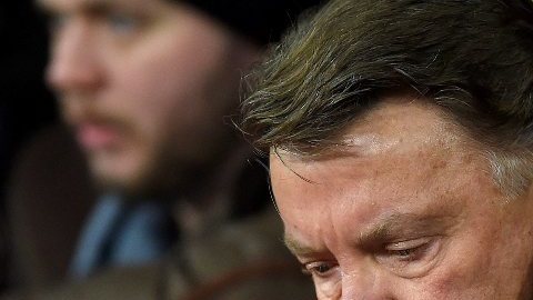 Van Gaal, con pie y medio fuera del ManU.