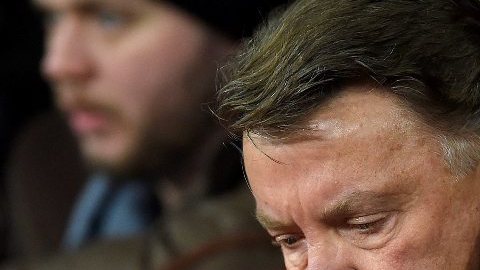 Van Gaal, con pie y medio fuera del ManU.