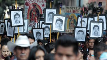 RECUERDAN A LOS 43 ESTUDIANTES CON UNA MARCHA Y UNA MISA EN CIUDAD DE MÉXICO