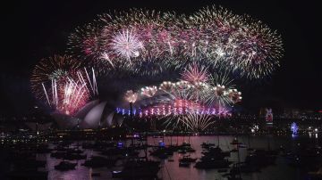 Espectáculo de fuegos artificiales de Nochevieja en el puerto de Sidney, en Australia.
