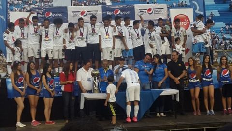 Jugadores del Alianza durante la ceremonia de premiación.