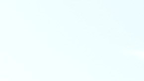 Unas personas oran frente al altar erguido en la entrada del Inland Regional Center, donde ocurrió el tiroteo en San Bernardino el 2 de diciembre. /AURELIA VENTURA