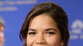 De izq. a der., America Ferrera y Gina Rodríguez fueron confundidas por un despistado empleado de los Golden Globes.
