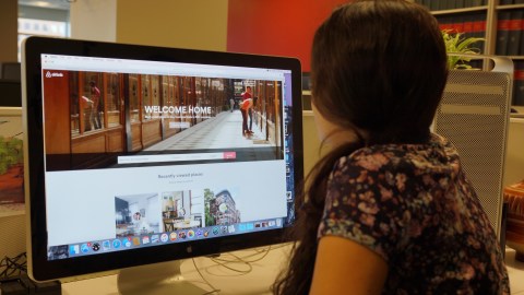 En todos los condados de la ciudad hay personas rentando sus apartamentos a través de Airbnb.