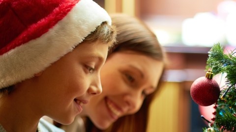 Muchas familias se enfrentan en esta temporada con el dilema de elegir entre un árbol de Navidad natural o artificial.