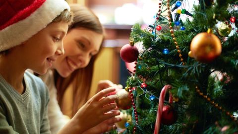 Muchas familias se enfrentan en esta temporada con el dilema de elegir entre un árbol de Navidad natural o artificial.