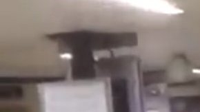 Una imagen tomada del video muestra al sospechoso (c) en la estación de Metro de Londres.