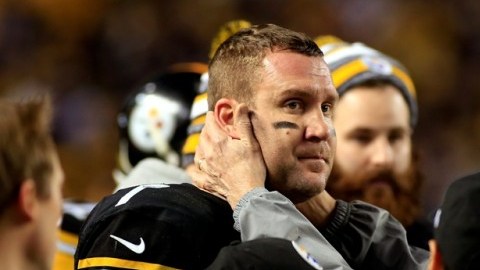 Ben Roethlisberger, con la mirada perdida, es auscultado tras sufrir un golpe en la cabeza en un juego del 3 de enero.