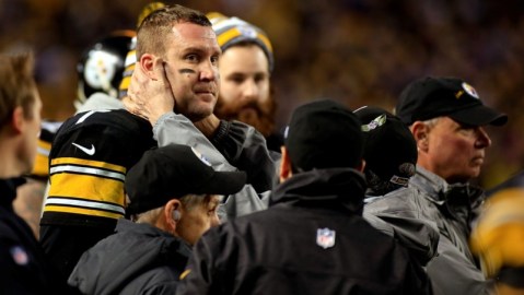 Ben Roethlisberger, con la mirada perdida, es auscultado tras sufrir un golpe en la cabeza en un juego del 3 de enero.