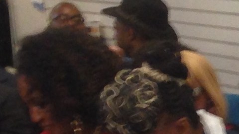 El alcalde Bill de Blasio junto al reverendo Al Sharpton reparten comida a los necesitados.